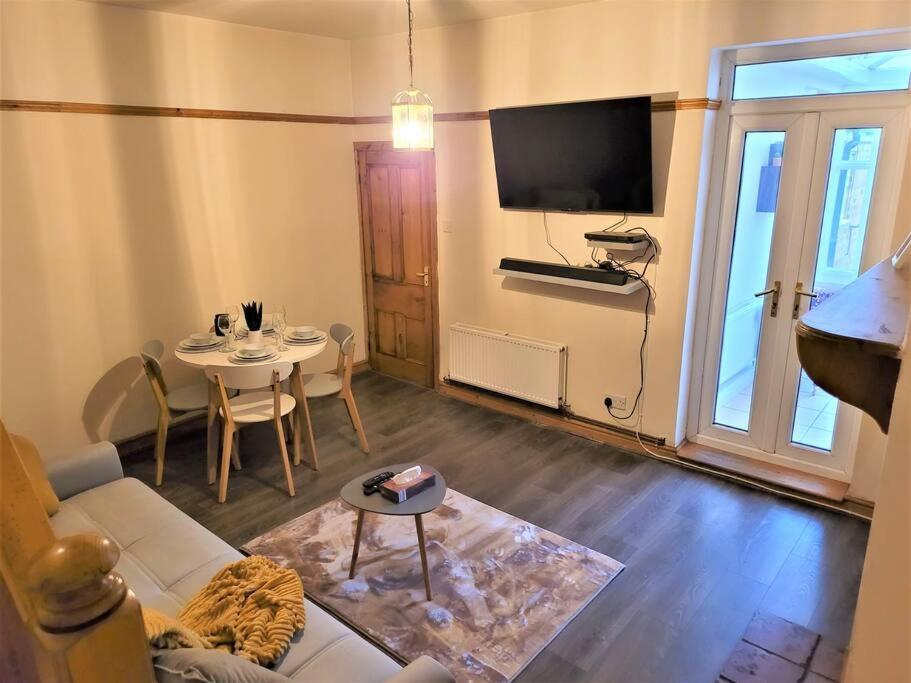 Nice 4-Bedroom Vacation Home With Indoor Fireplace เวลลิงตัน ภายนอก รูปภาพ