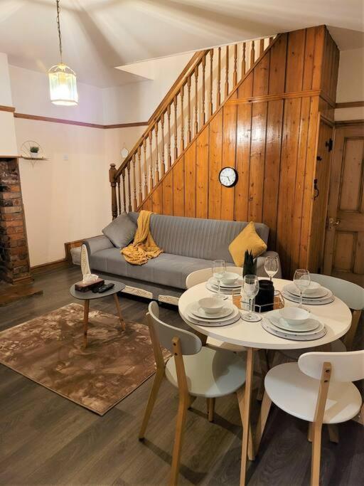 Nice 4-Bedroom Vacation Home With Indoor Fireplace เวลลิงตัน ภายนอก รูปภาพ